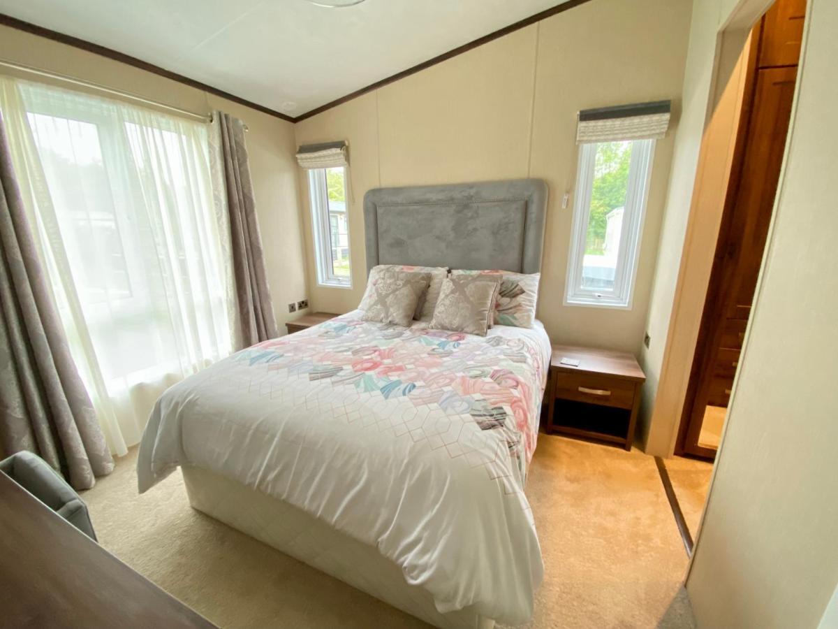 Wildflower, Premium Plus Hot Tub Lodge เซาธ์เซอร์นีย์ ภายนอก รูปภาพ
