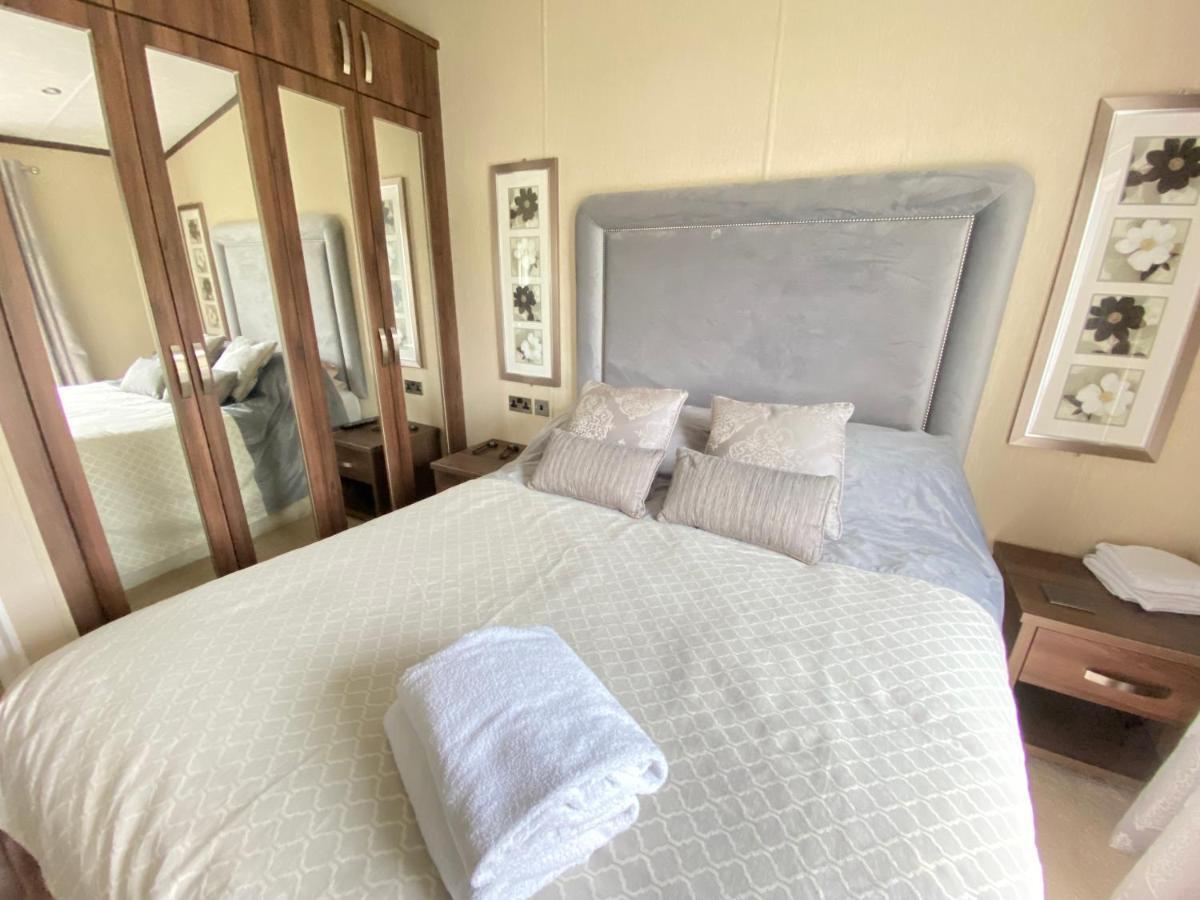 Wildflower, Premium Plus Hot Tub Lodge เซาธ์เซอร์นีย์ ภายนอก รูปภาพ