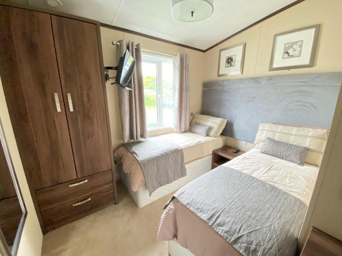 Wildflower, Premium Plus Hot Tub Lodge เซาธ์เซอร์นีย์ ภายนอก รูปภาพ