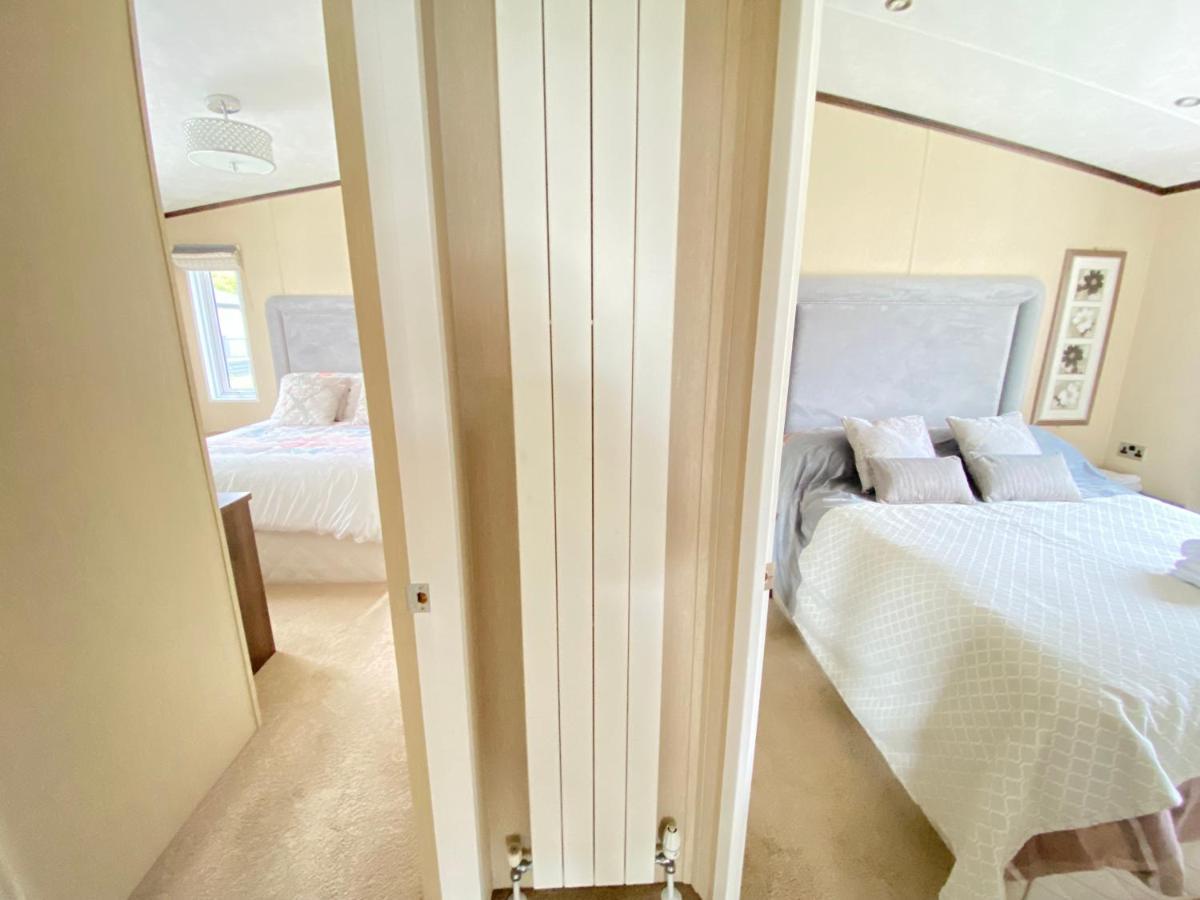 Wildflower, Premium Plus Hot Tub Lodge เซาธ์เซอร์นีย์ ภายนอก รูปภาพ