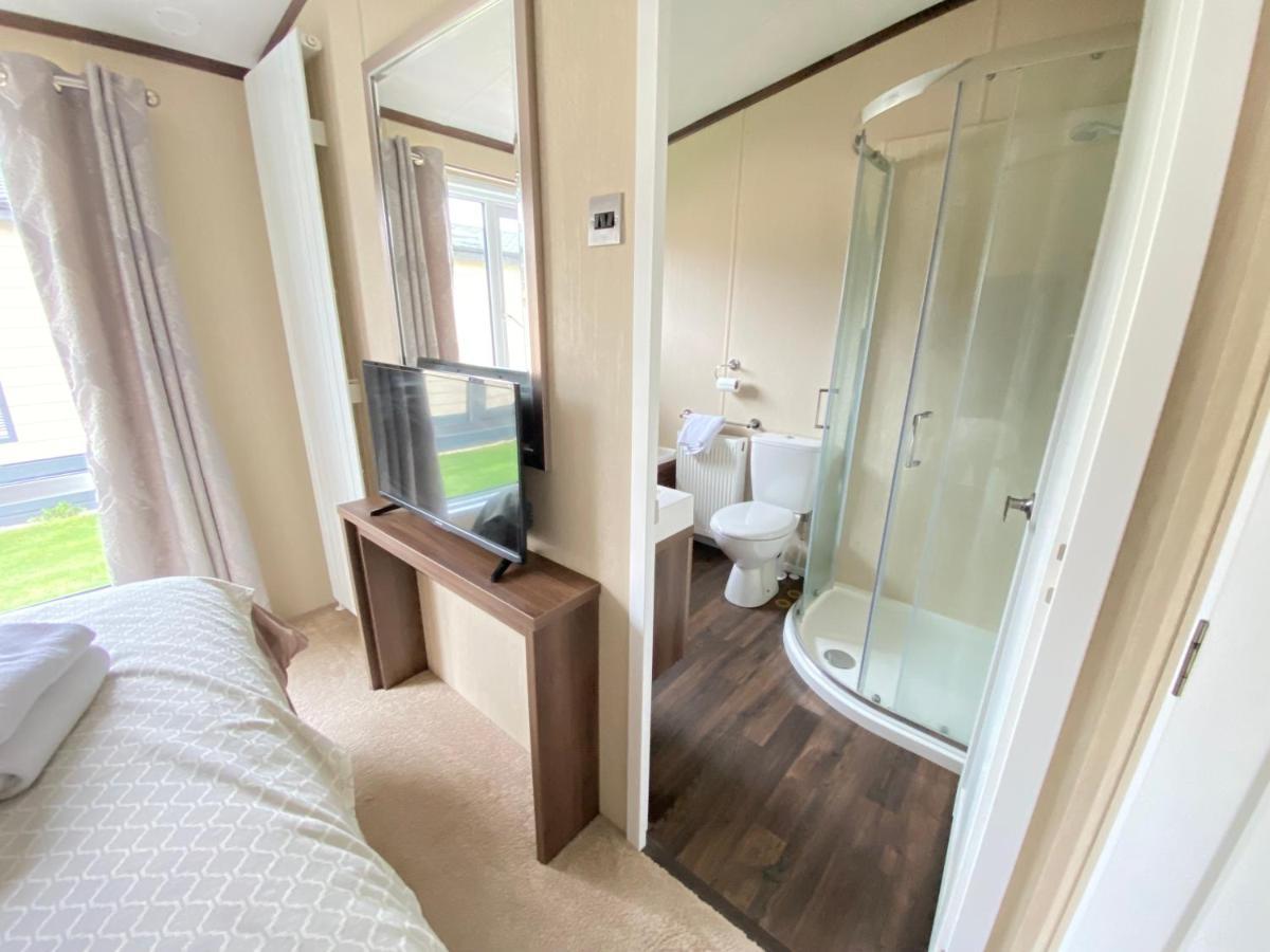 Wildflower, Premium Plus Hot Tub Lodge เซาธ์เซอร์นีย์ ภายนอก รูปภาพ