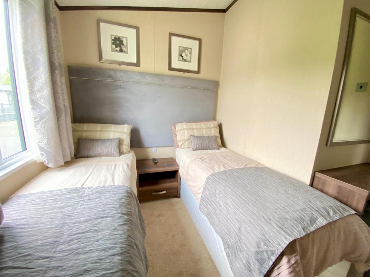 Wildflower, Premium Plus Hot Tub Lodge เซาธ์เซอร์นีย์ ภายนอก รูปภาพ