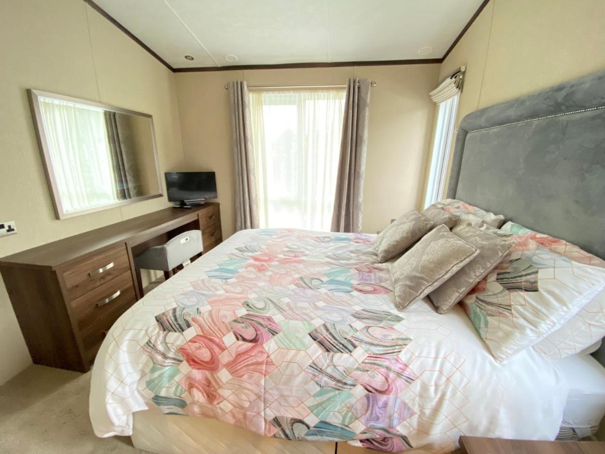 Wildflower, Premium Plus Hot Tub Lodge เซาธ์เซอร์นีย์ ภายนอก รูปภาพ