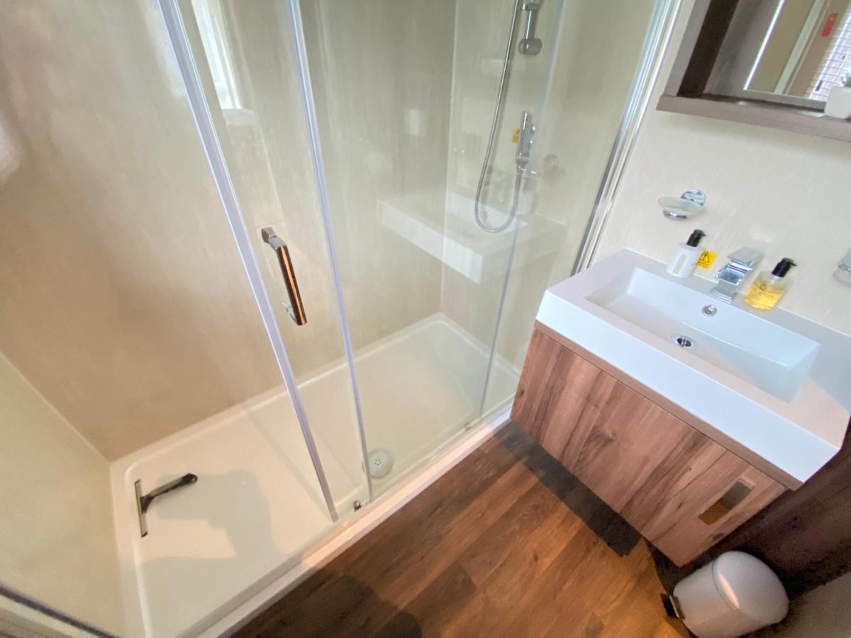 Wildflower, Premium Plus Hot Tub Lodge เซาธ์เซอร์นีย์ ภายนอก รูปภาพ