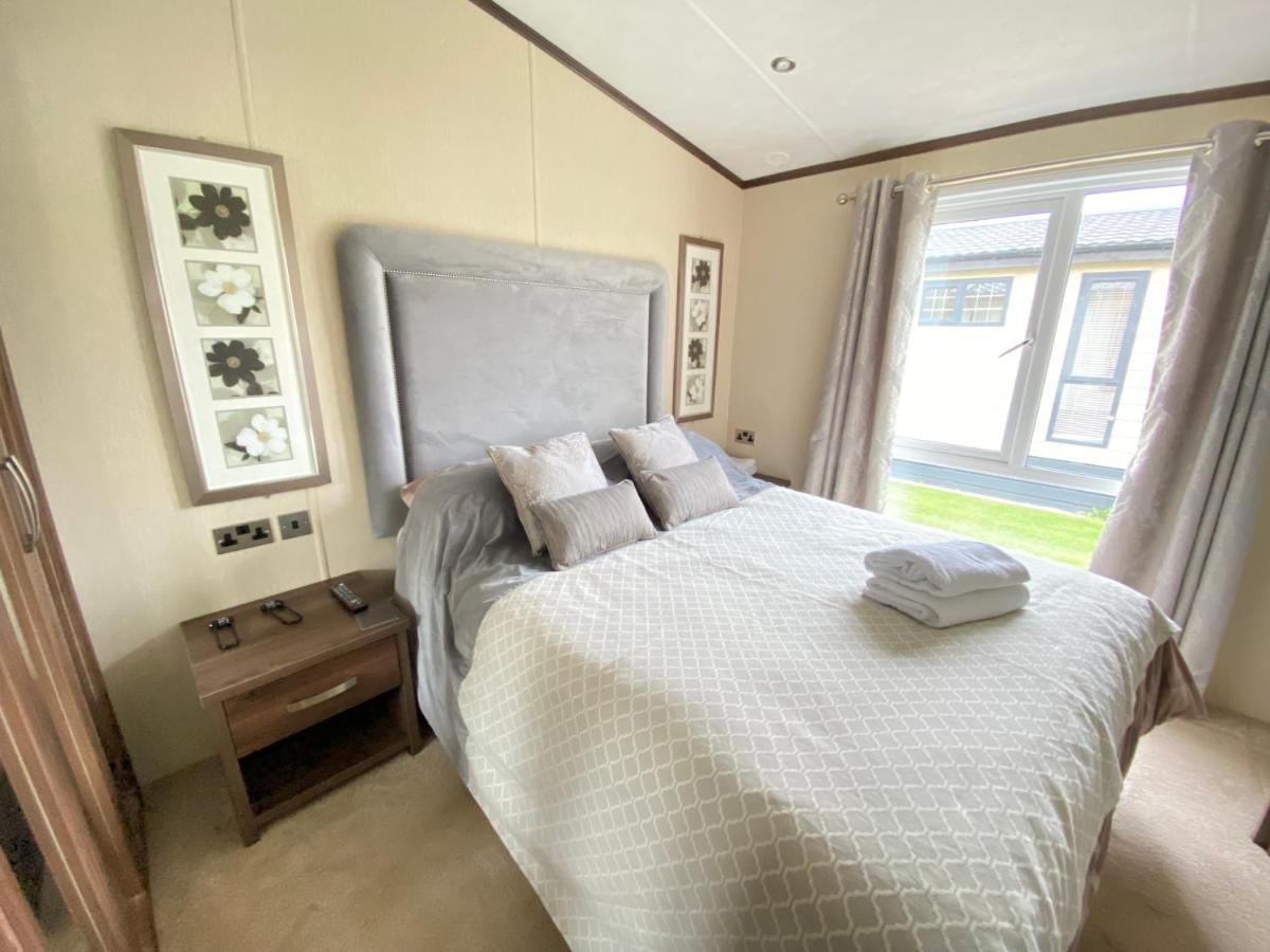 Wildflower, Premium Plus Hot Tub Lodge เซาธ์เซอร์นีย์ ภายนอก รูปภาพ