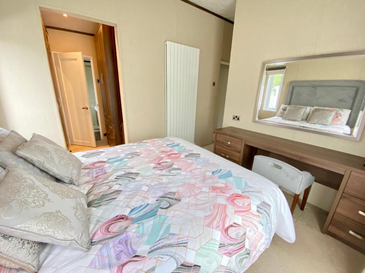 Wildflower, Premium Plus Hot Tub Lodge เซาธ์เซอร์นีย์ ภายนอก รูปภาพ